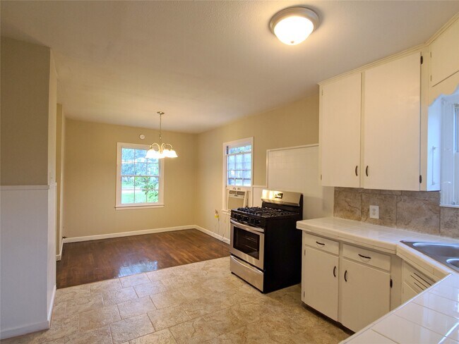 Building Photo - 128 7th Ave N
