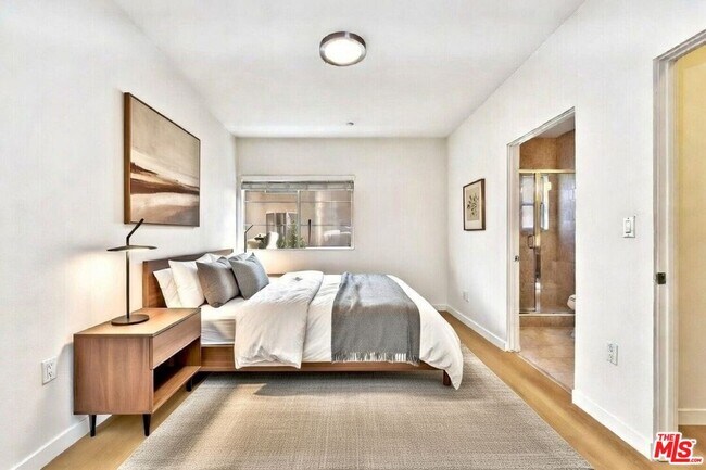 Building Photo - 2864 Sunset Pl