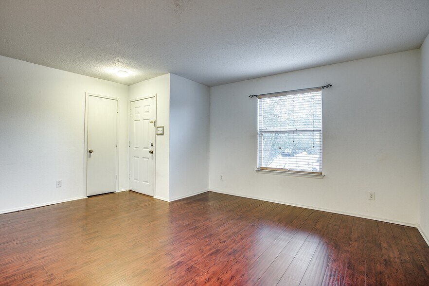 Building Photo - 3820 Bandera Ranch Rd