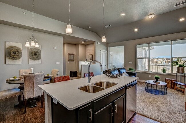 Building Photo - Move-In Ready 3-Bedroom Townhome with Garage & Modern Finishes in Loveland!