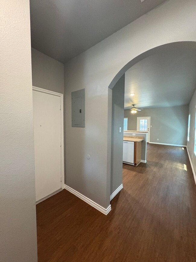Building Photo - Newly Renovated Town-home