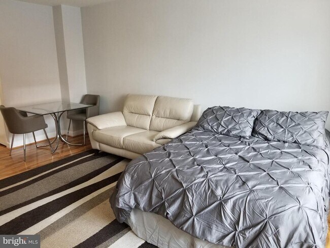 Primary Photo - 1021 Arlington Blvd