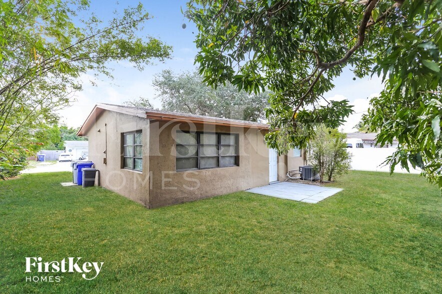 Building Photo - 2411 NE 10th Ave