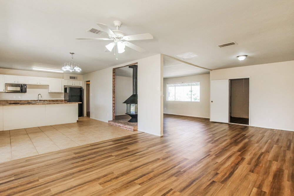 Building Photo - 8037 E Oak St