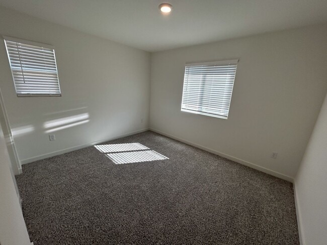 Building Photo - $500 MOVE IN SPECIAL OFF FIRST MONTHS RENT