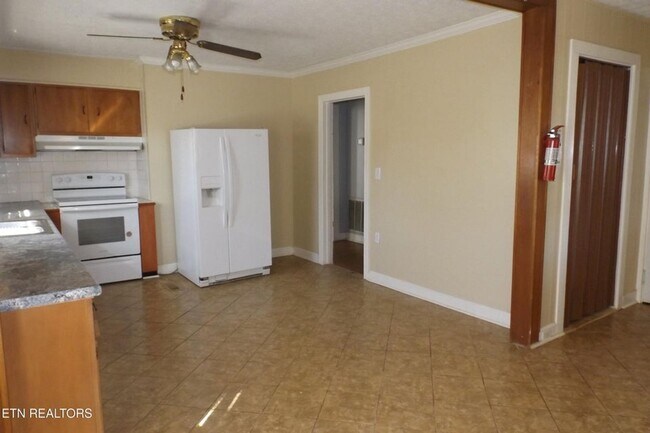 Building Photo - 301 Russell Rd