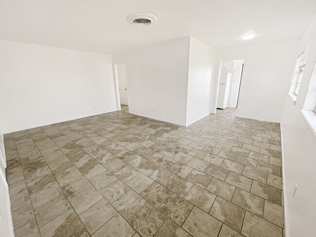 Building Photo - 2612-2614 East Sunset Circle
