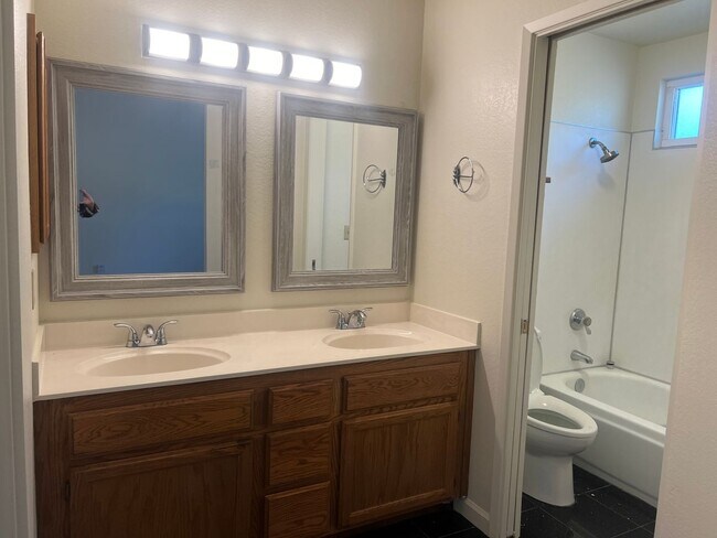 Building Photo - Cute and Clean!