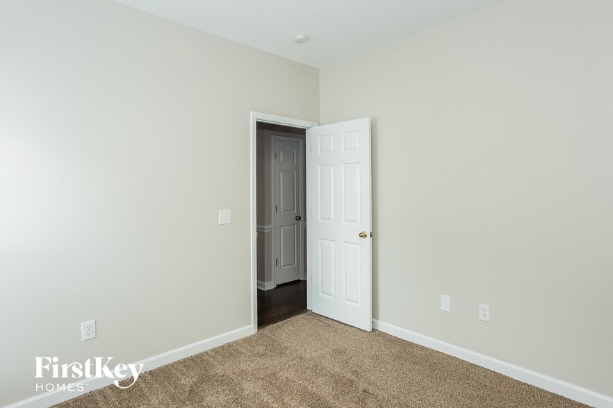 Building Photo - 376 Stonehaven Ct SW