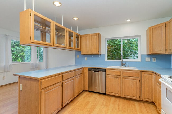 Building Photo - 6525 39th Ave SW