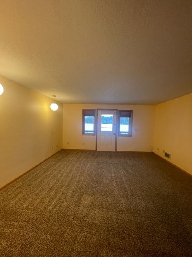 Building Photo - Long Term Rental on Lake Five!