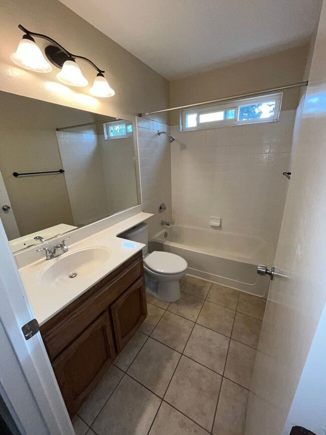 Building Photo - 4BR / 2.5 bath with over 1700 square feet....