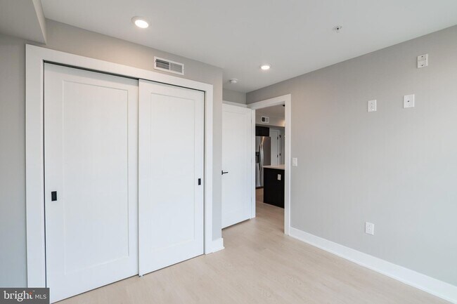 Building Photo - 6604 Ridge Ave