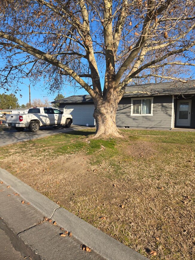 Building Photo - Beautiful Hermiston Home