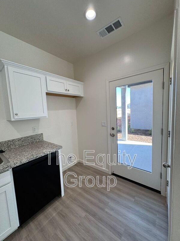 Building Photo - 4116 E Kaweah Ave