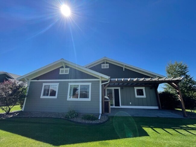 Building Photo - Custom Built 3 Bed/2 Bath Ranch Style Home!