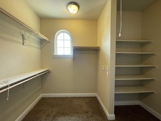 Building Photo - 2650 Venice Dr