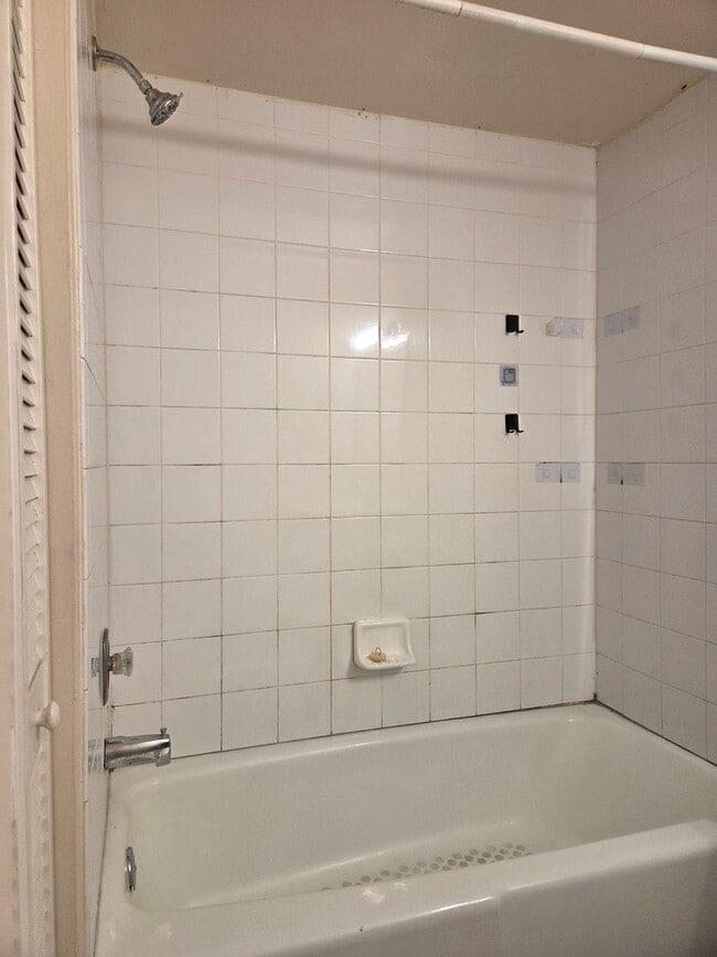 Building Photo - NEW PRICE / N Tamiami Trail / Townhouse