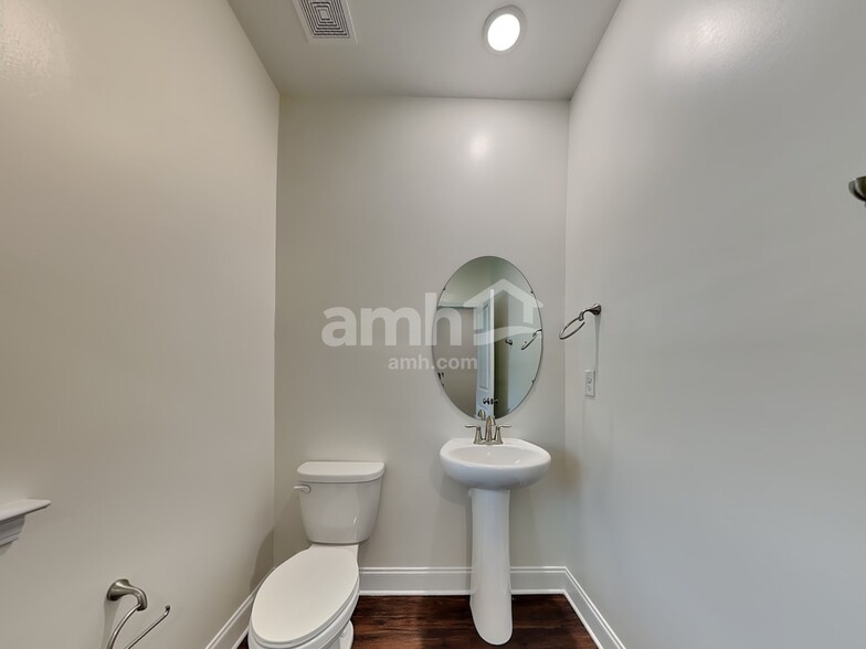 Building Photo - 15721 Thomas Rd