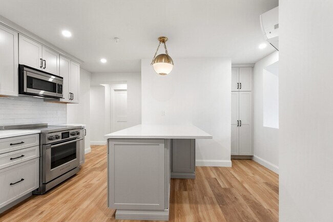 Building Photo - 32 Beacon St