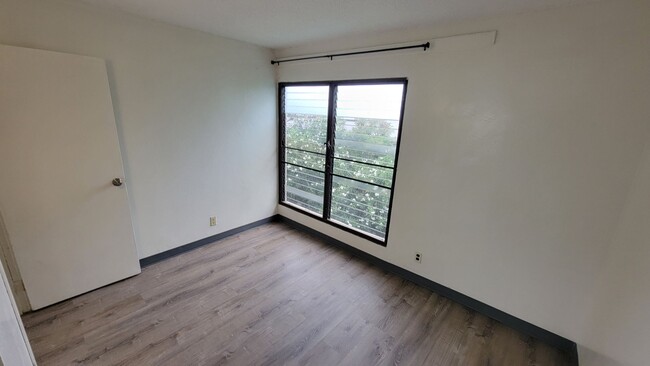 Building Photo - Kahe Kai - 2 Bedroom 1 Bath Apartment With...