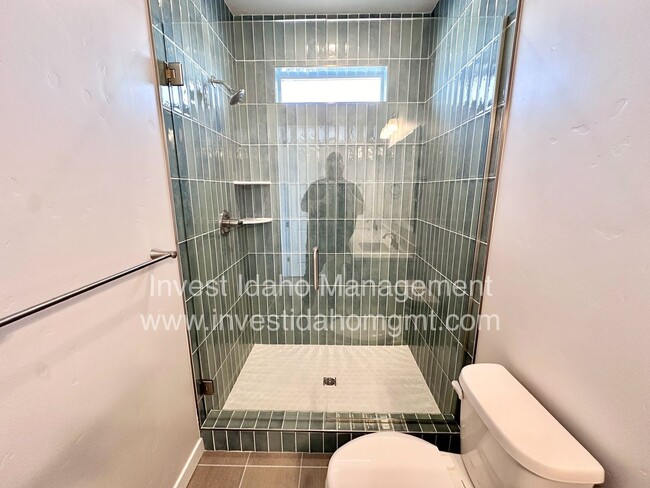 Building Photo - $500 move-in credit! Luxury Gated Townhome...