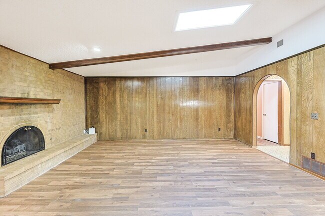 Building Photo - Spacious 3/2/2 near McCullough Park