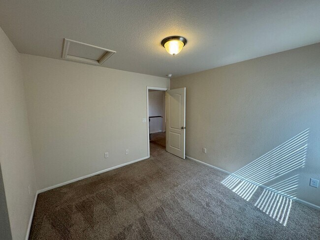 Building Photo - Well maintained Home with 4 bedrooms 3 bat...