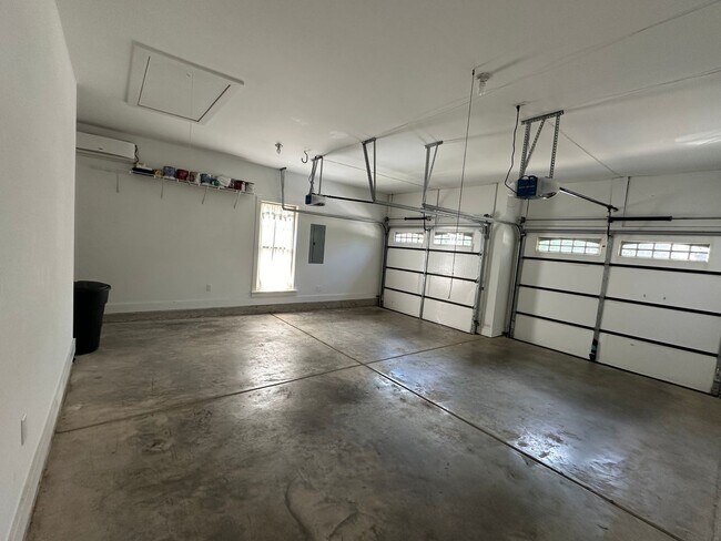 Building Photo - 358 Kingston Cir