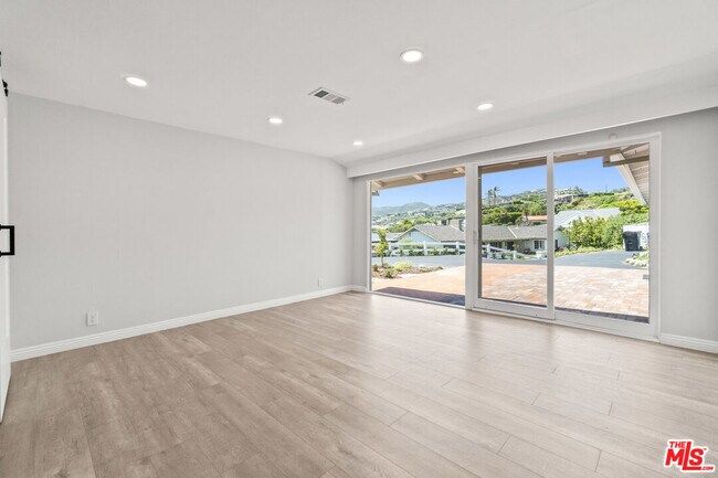 Building Photo - 1060 Palisair Pl