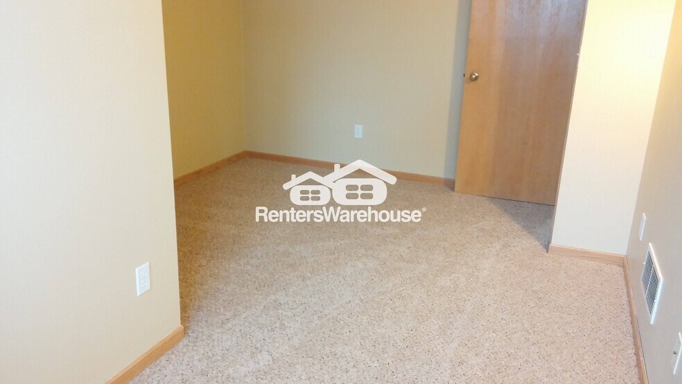 Building Photo - 127 S Cedar St