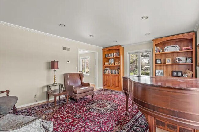 Building Photo - 3223 W Fleur De Lis Dr