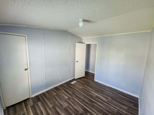 Building Photo - 2046 Sens Rd
