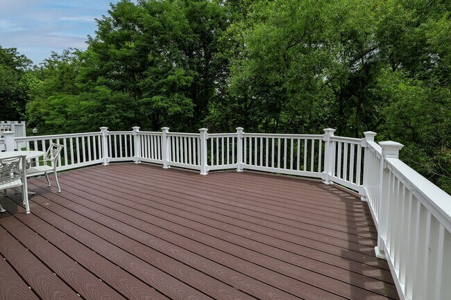 Building Photo - Tower Oaks First-Time Townhome in Rockville is Move-in Ready!