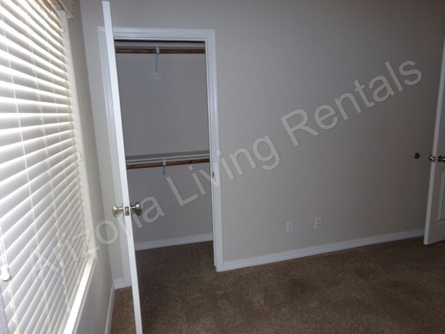 Building Photo - SUPER CLEAN 4 BEDROOM HOME