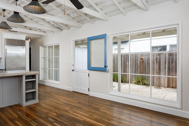 Building Photo - 502 Poinsettia Ave