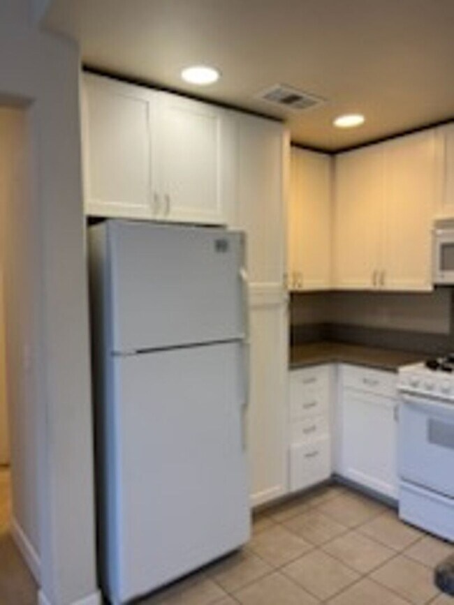 Building Photo - Epic REA - Great 1 BR/1 BA Condo w/Parking...
