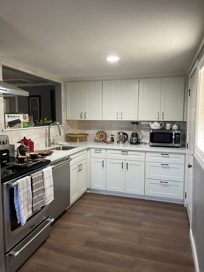 Building Photo - Newly Remodeled Home near Sac City College...
