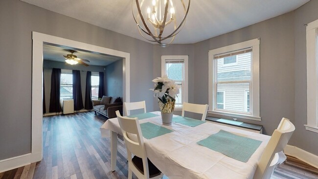 Building Photo - 12 Bentham Rd