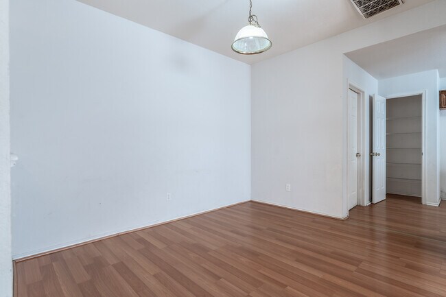 Building Photo - 5700 SE 87th St