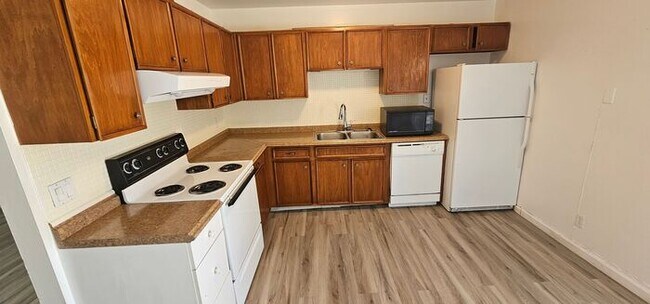 Building Photo - For Rent 3 bed 3 bath Plus 4th room or Off...