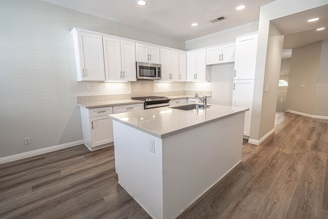 Building Photo - Bridgeport 3 Bedroom Townhome in Valencia!