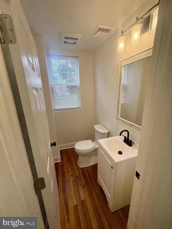 Building Photo - 4462 E Thompson St