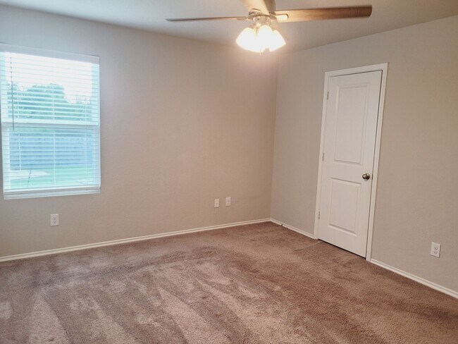 Building Photo - Gorgeous 3-bedroom, 2 Bathroom, Minutes fr...