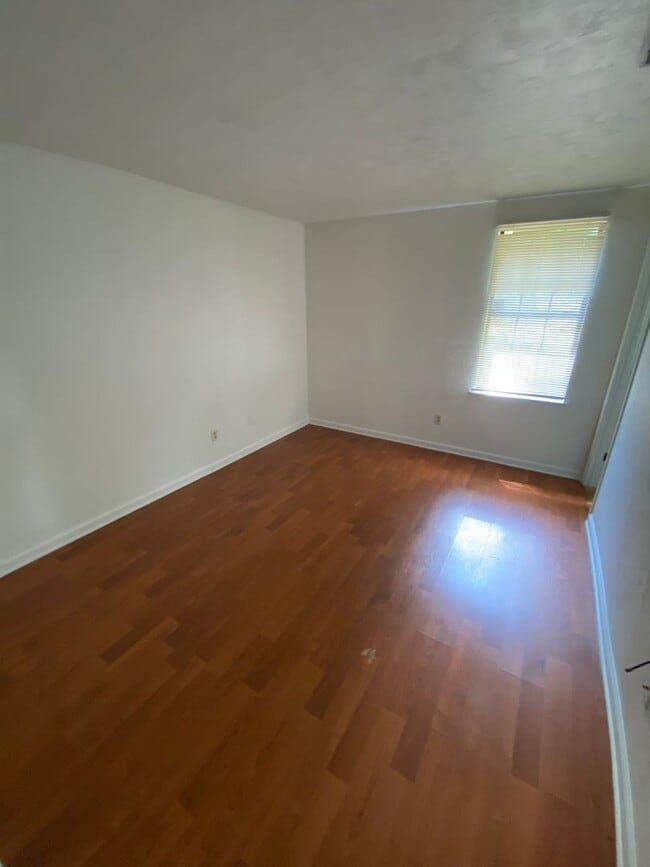 Building Photo - Gorgeous 3 Bedroom 2 Bathroom Single Family Home! Huge Fenced in Backyard!