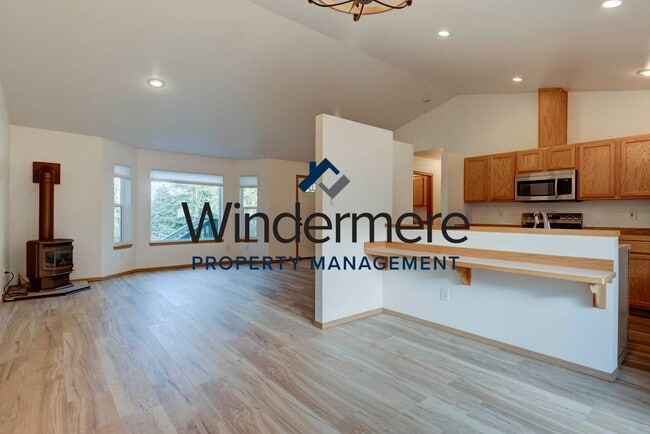 Building Photo - Single-Level 3 Bedroom Home with Fenced Yard