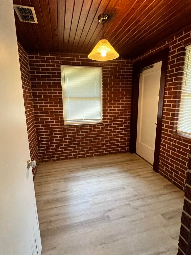 Building Photo - 824 Concord Rd