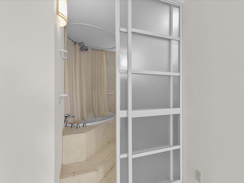 Bath - 65 E India Row