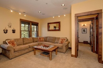 Building Photo - 14 Peaks View Dr