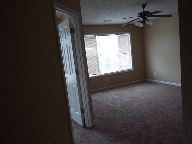 Building Photo - Very Spacious 3b/2.5b Townhome